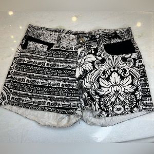 EUC MASOI JEAN WOMENS SHORTS IN BLACK AND WHITE PATTERNS SIZE 11 - 30 inch waist